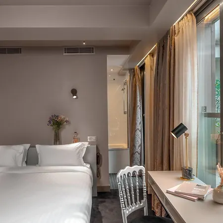 Eugène En Hotel Parigi