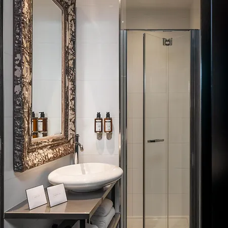 Hotel Eugène En Parigi