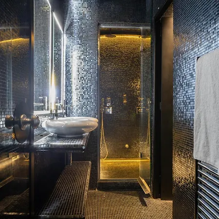 Eugène En Hotel Parigi