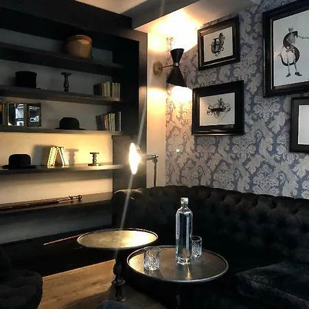 Eugène En Hotel
